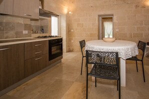 Kühlschrank, Ofen, Herdplatte, Hochstuhl