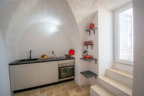 Frigorifero, forno, piano cottura, pentole/stoviglie/utensili