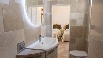 Dusj, hårføner og håndklær