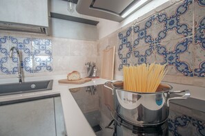 Frigorifero, microonde, forno, piano cottura