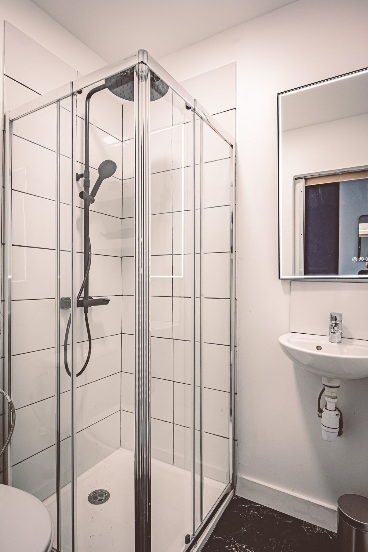 Douche, sèche-cheveux, serviettes fournies, savon