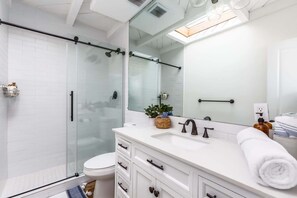 Douche, sèche-cheveux, serviettes fournies, shampoing