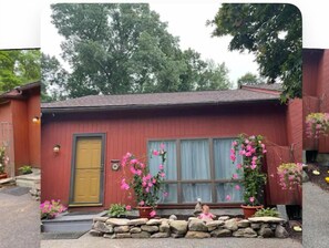 Exterior - BnB “GetAway” 600sf studio Wooded, Trails, UConn, quiet, Clean 5⭐️ Coventry 3 pp (Coventry)