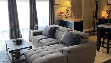 Smart-TV, Kamin, Bücher