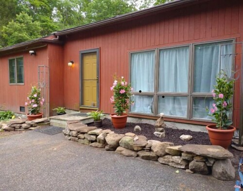 BnB “GetAway” 600sf studio Wooded, Trails, UConn, quiet, Clean 5⭐️ Coventry 3 pp