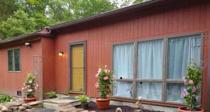 BnB “GetAway” 600sf studio Wooded, Trails, UConn, quiet, Clean 5⭐️ Coventry 3 pp