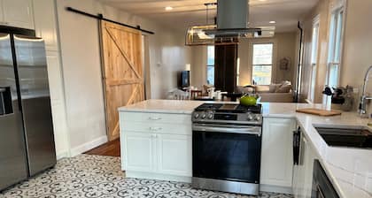 Gorgeous 6-bdrm lake farmhouse with EV Charger