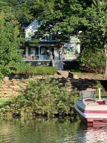 Gorgeous 6-bdrm lake farmhouse with EV Charger