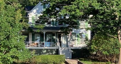 Gorgeous 6-bdrm lake farmhouse with EV Charger