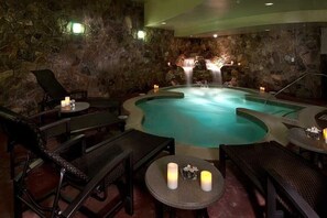 Inomhuspool och utomhuspool