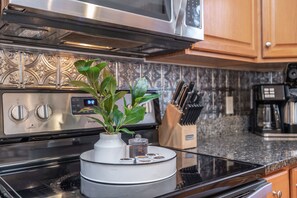Een koelkast, een magnetron, een oven, een kookplaat