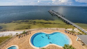 En swimmingpool med havudsigt og en mole, der strækker sig ud i vandet.