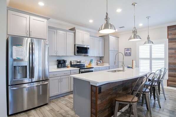 Jääkaappi, mikroaaltouuni, uuni, liesi