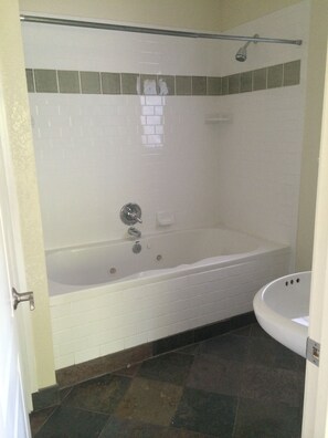 Combined shower/tub, jetted tub, towels, soap