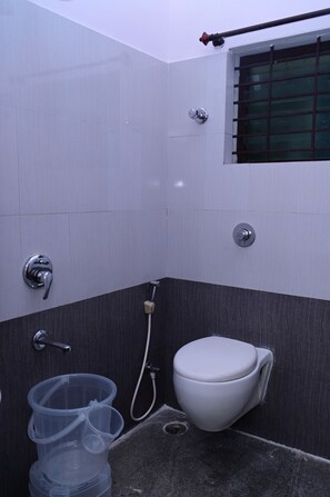 Standard Tek Büyük Yataklı Oda, 1 Büyük (Queen) Boy Yatak, Sigara İçilebilir | Banyo | Duş, ücretsiz banyo/kozmetik ürünleri, saç kurutma makinesi, havlu