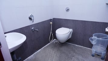 Standaard tweepersoonskamer, 1 queensize bed, roken | Badkamer | Een douche, gratis toiletartikelen, een haardroger, handdoeken