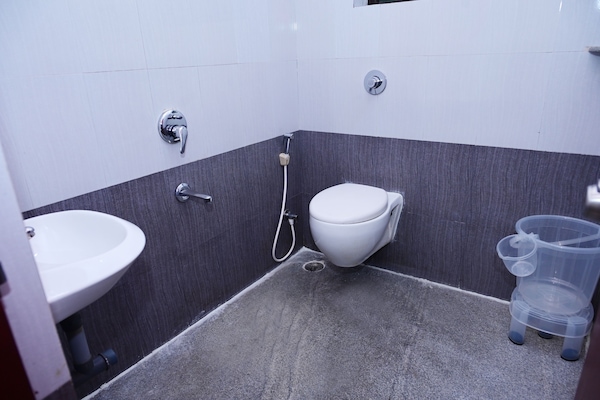 Habitación estándar doble, 1 cama de matrimonio, fumadores | Baño | Ducha, artículos de higiene personal gratuitos y secador de pelo