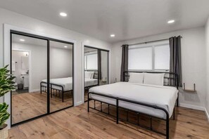 5 camere, una scrivania, ferro/asse da stiro, culla da viaggio