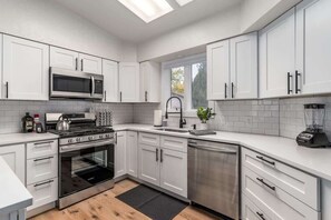 Réfrigérateur, four à micro-ondes, un four, surface de cuisson