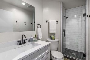 Bathtub, hair dryer, towels, shampoo - Coeur d'Alene Getaway I Quiet Neighborhood! (Coeur d'Alene)
