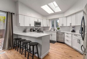 Frigorifero, microonde, forno, piano cottura