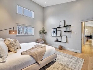 4 bedrooms, desk, iron/ironing board, travel cot - Château Céleste - Villa w/ pool, hot tub, fire pit (Les Collines-de-l'Outaouais)