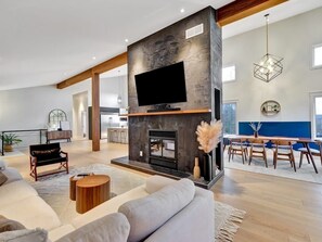 TV, fireplace, offices - Château Céleste - Villa w/ pool, hot tub, fire pit (Les Collines-de-l'Outaouais)