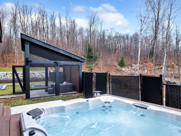 Outdoor spa tub