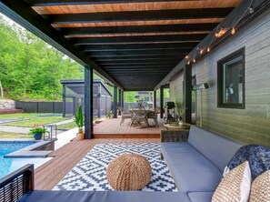 Outdoor dining - Château Céleste - Villa w/ pool, hot tub, fire pit (Les Collines-de-l'Outaouais)