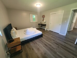 4 bedrooms, desk, free WiFi, bed sheets