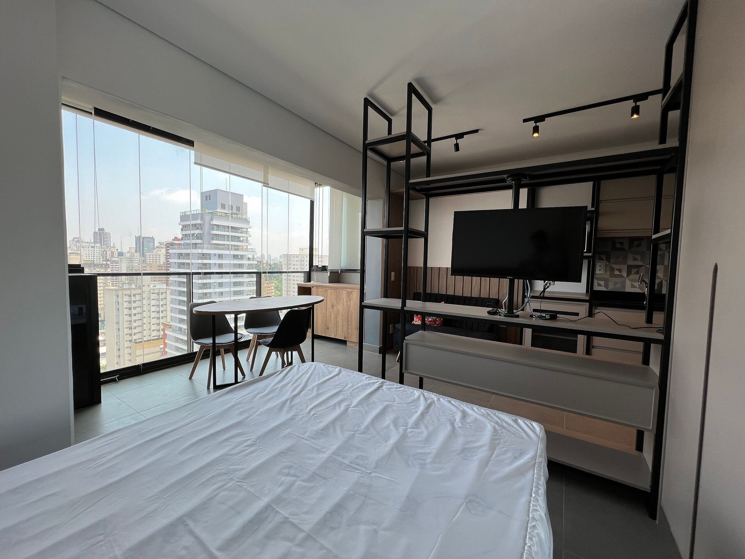 Tabla de planchar con plancha, internet y ropa de cama 