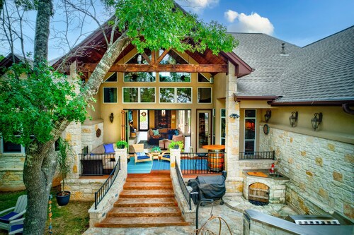 Modern Mediterranean Villa w/ Luxe Amenities / King Bed / Handicap Accessible