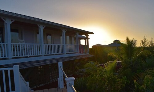 A Delightful Get Away Villa - 5 min walk from a semi-private beach!