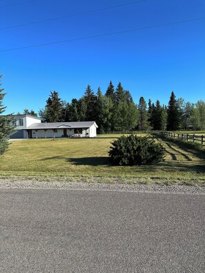 Property grounds - Whitefish home remodeled family friendly large yard hot tub privacy (Whitefish)