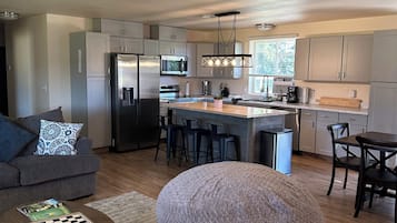 TV connectée, cheminée, livres, chaîne hi-fi