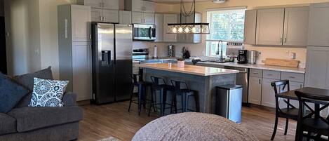 Una Smart TV, una chimenea, libros, un reproductor estéreo