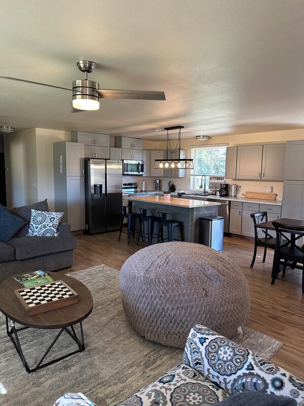 Smart TV, fireplace, books, stereo