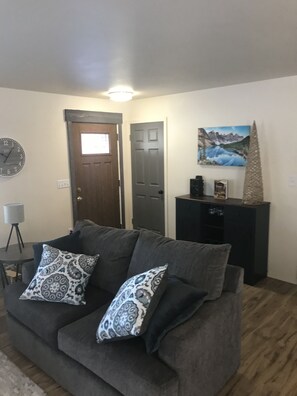 Smart TV, fireplace, books, stereo