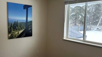 3 chambres, bureau, fer et planche à repasser, lit parapluie