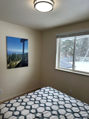 3 bedrooms, desk, iron/ironing board, travel crib