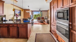 Una cocina amplia con armarios de madera, una isla grande y un horno empotrado.