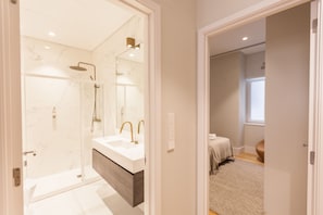 Douche, sèche-cheveux, serviettes fournies, shampoing