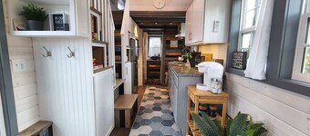 Tiny Luxury Retreat: Lake, Hikes, Brews & Vines