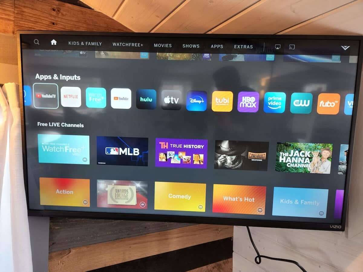 Un téléviseur à écran plat affichant l’interface d’un service de diffusion en continu, avec différentes applications et chaînes en direct.