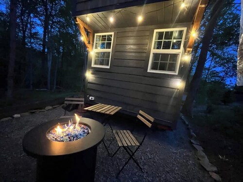 Tiny Luxury Retreat: Lake, Hikes, Brews & Vines