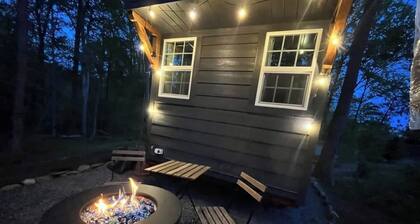 Tiny Luxury Retreat: Lake, Hikes, Brews & Vines