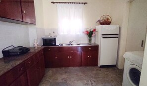 Kühlschrank, Mikrowelle, Wasserkocher mit Kaffee-/Teezubehör, Toaster