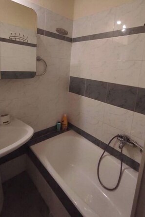 Badewanne, Handtücher, Seife, Toilettenpapier