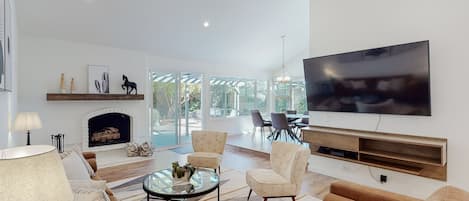 Een smart-tv, een open haard, een tafeltennistafel en een printer