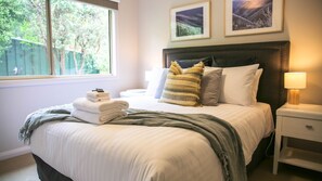 3 bedrooms, desk, iron/ironing board, free WiFi - VALLEY VISTA  - Stunning views of Bright (Bright)